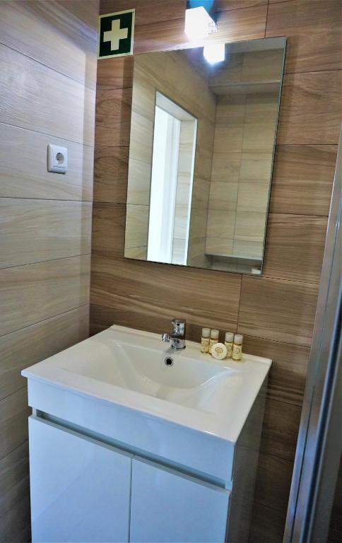 Golden Cliff House - 10