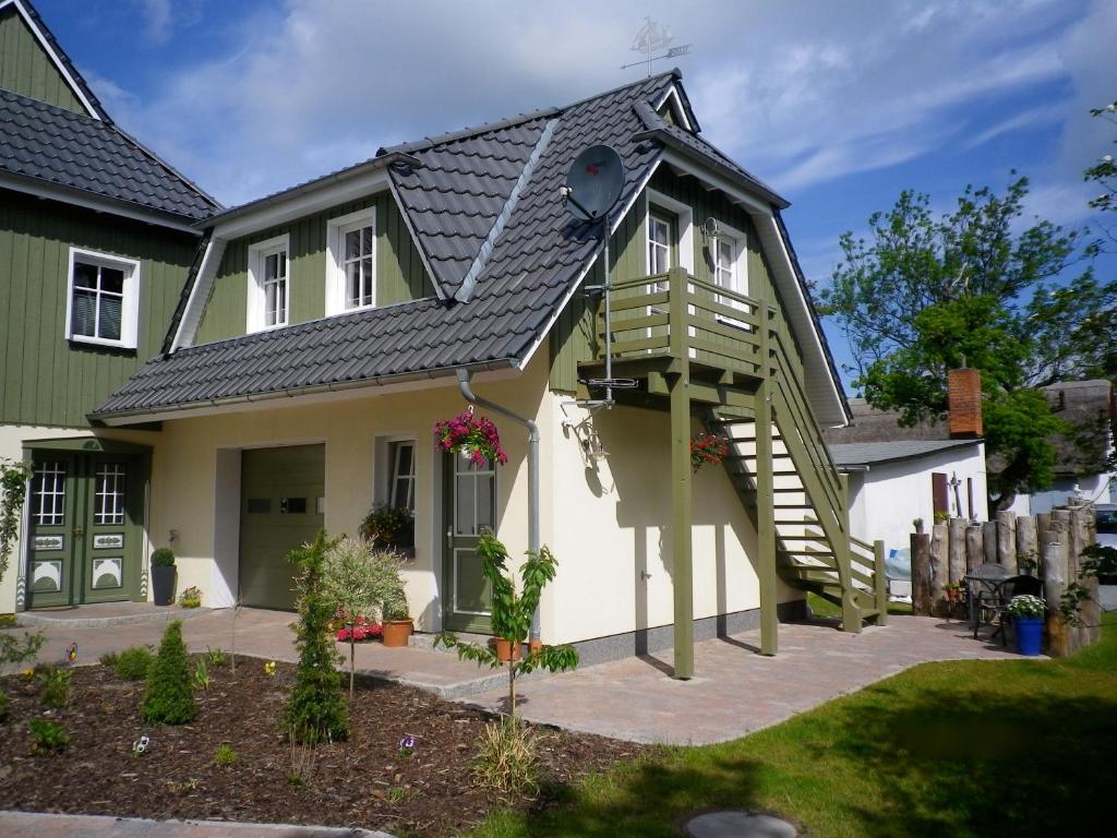 ein Haus mit einer Seitentreppe in der Unterkunft Die Kleine Ferienwohnung in Prerow