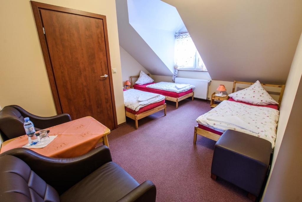 Posteľ alebo postele v izbe v ubytovaní Dwór Skalny Apartamenty, Pokoje i Restauracja Karczma Skalna