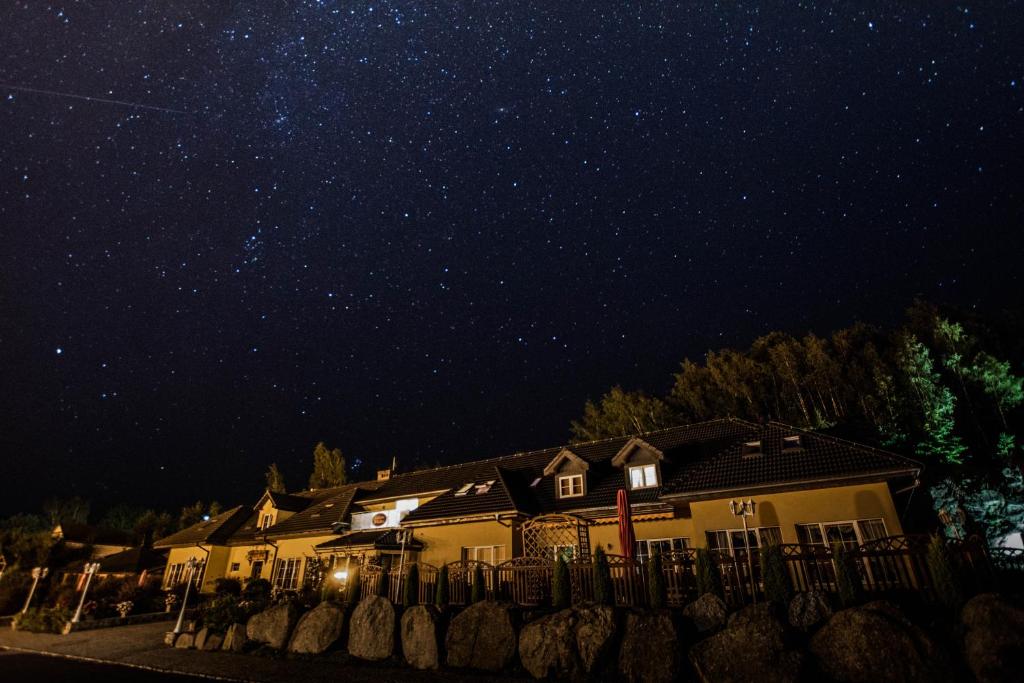 Fotografia z galérie ubytovania Dwór Skalny Apartamenty, Pokoje i Restauracja Karczma Skalna v destinácii Miłków