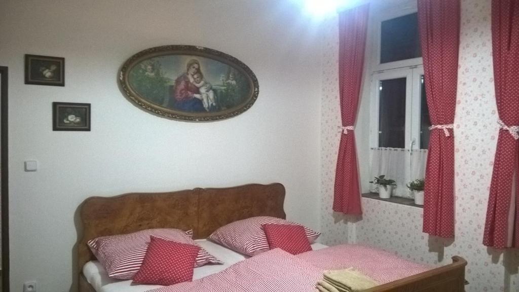 Łóżko lub łóżka w pokoju w obiekcie Restaurace a penzion Ubrousku prostři se