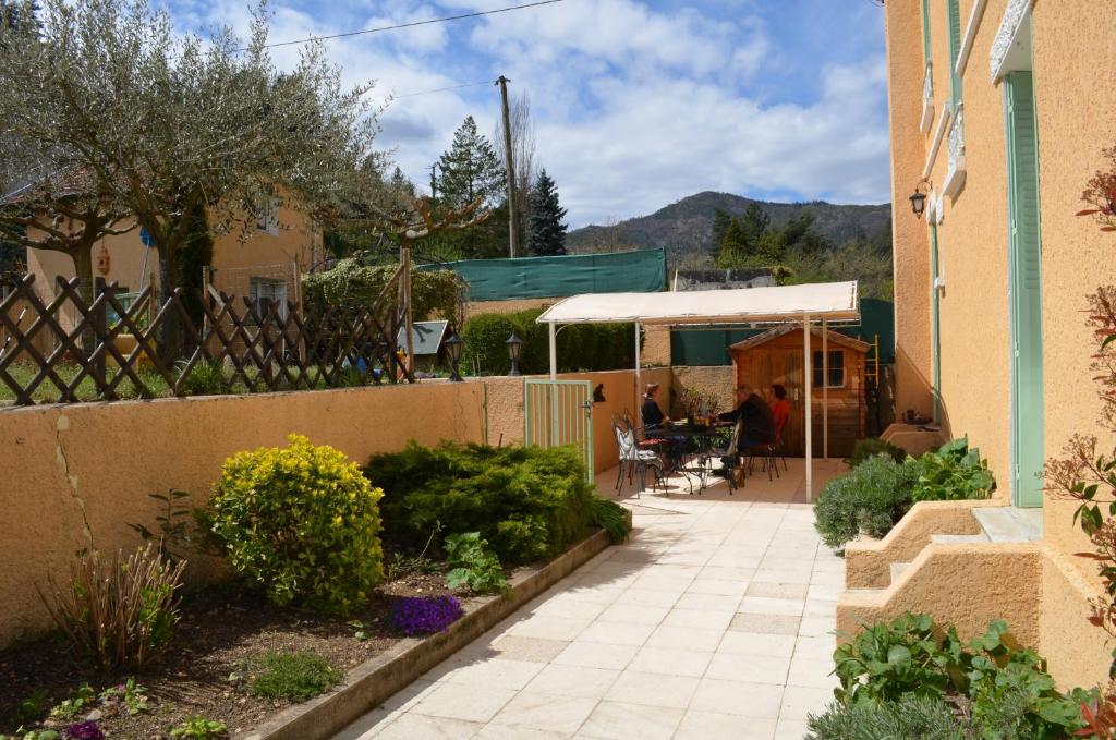 - Jardín con patio y valla en La Renardière, en Saint-Sauveur-de-Montagut