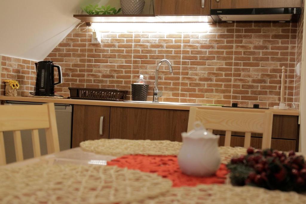 斯托尼拉斯奇的住宿－Apartamenty MoToJar，厨房配有一张桌子,上面有白色的水壶