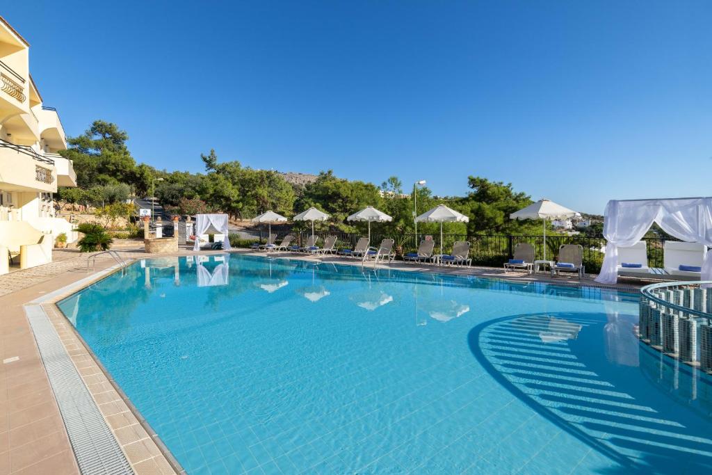 Bazén v ubytování Pefkos View Suites & Maisonette nebo v jeho okolí