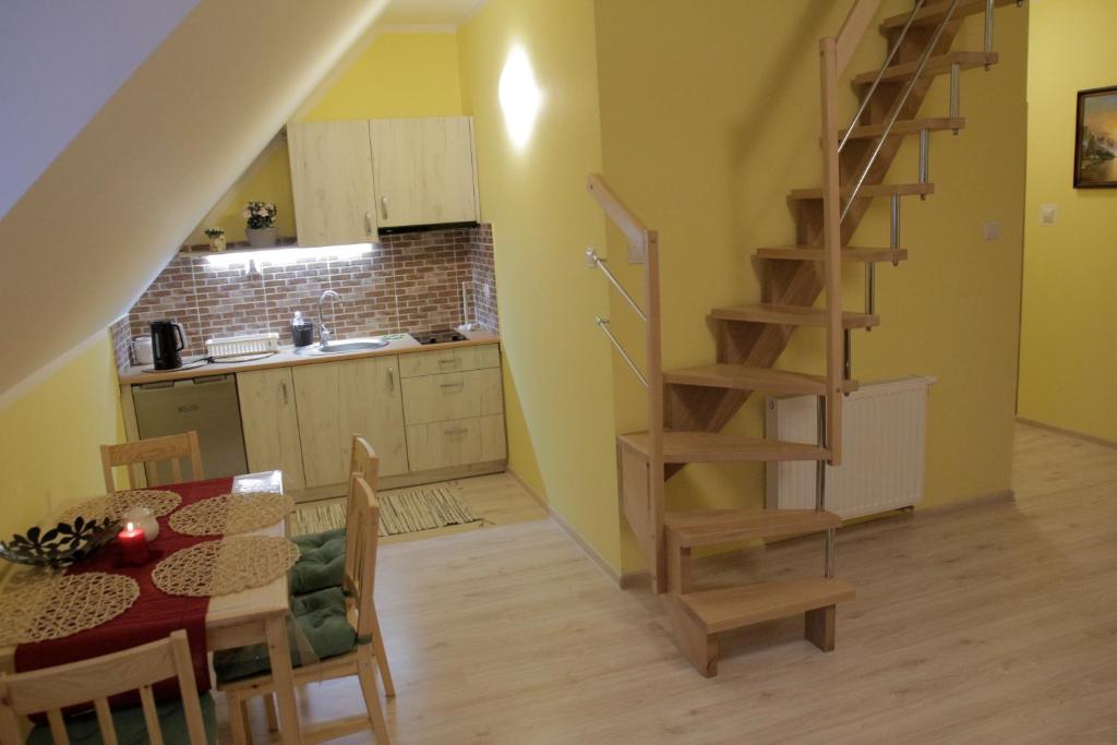 Kuchyňa alebo kuchynka v ubytovaní Apartamenty Nad Górską Rzeką