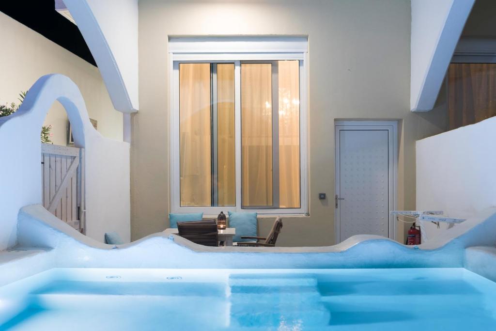 Posteľ alebo postele v izbe v ubytovaní Kathara Bay Apartments