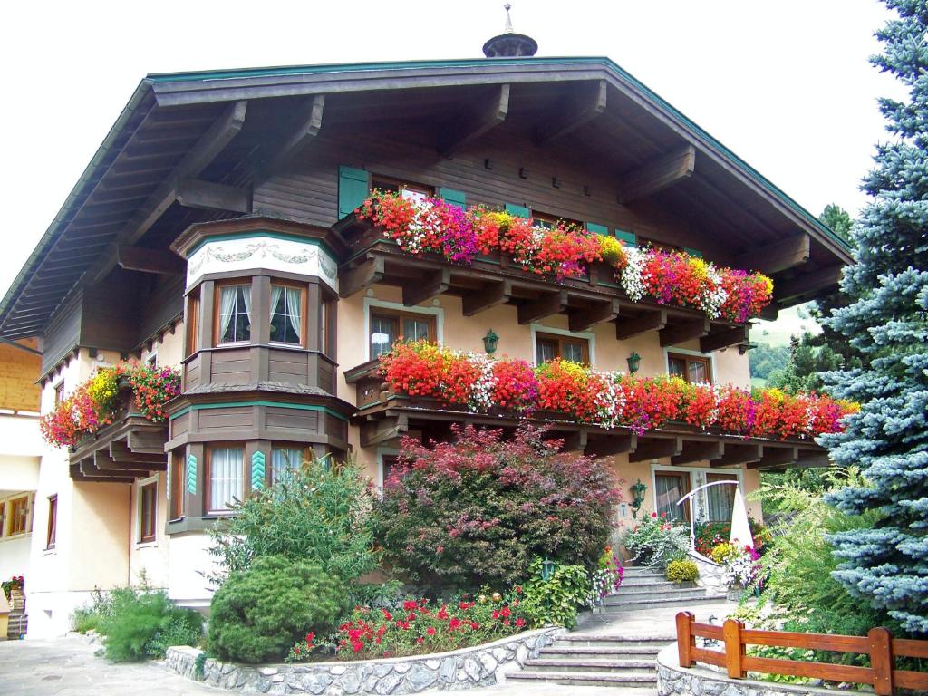A garden outside Landhaus & Appartementhaus Haussteiner