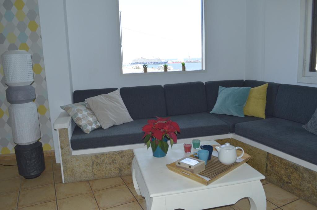 プエルト・デル・ロサリオにあるTilamaのリビングルーム(青いソファ、テーブル付)