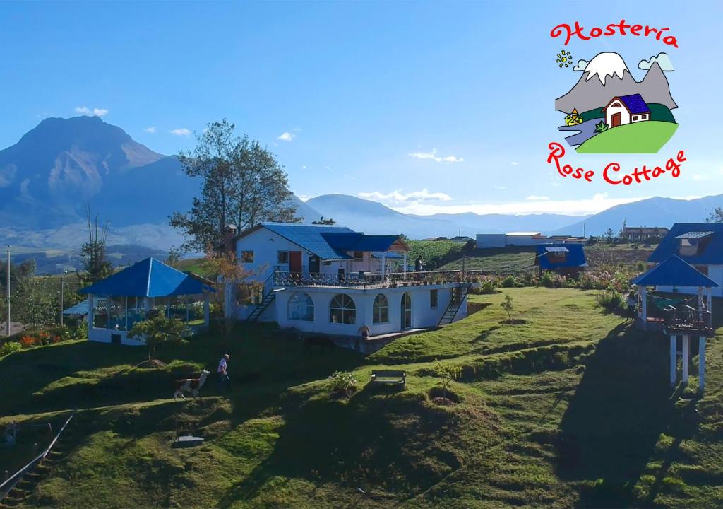 uma vista aérea de um resort com montanhas ao fundo em Hosteria Rose Cottage em Otavalo