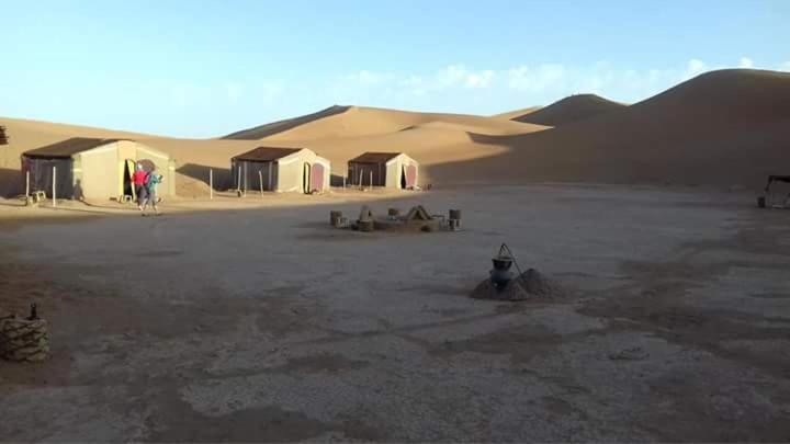 eine Gruppe von Zelten inmitten einer Wüste in der Unterkunft Bivouac Dune Iriki in Foum Zguid