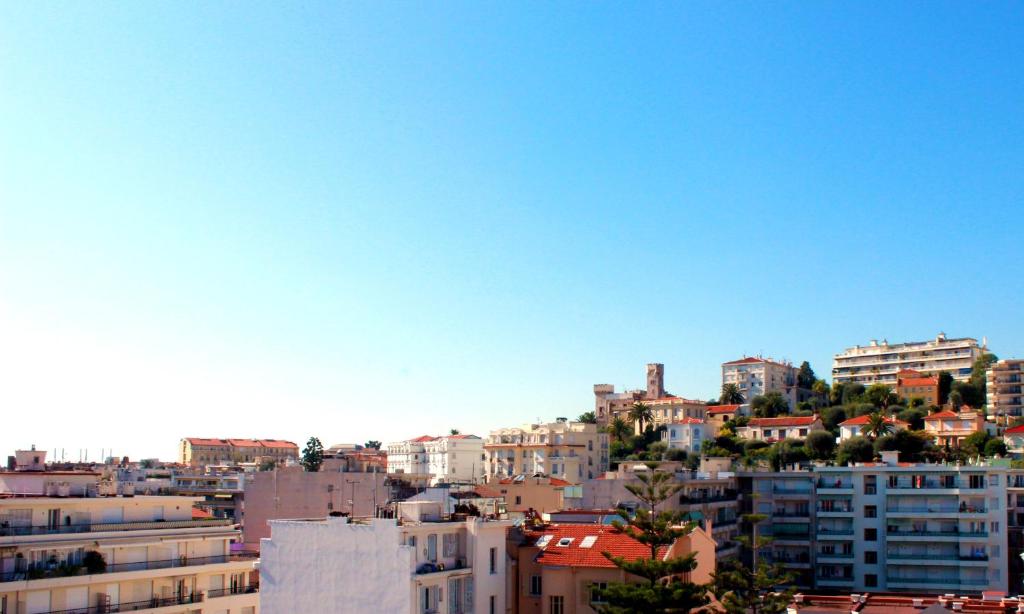 - une vue sur une ville avec de grands bâtiments dans l'établissement Cosy - Negresco - AC - 5 min walk to Beach, à Nice