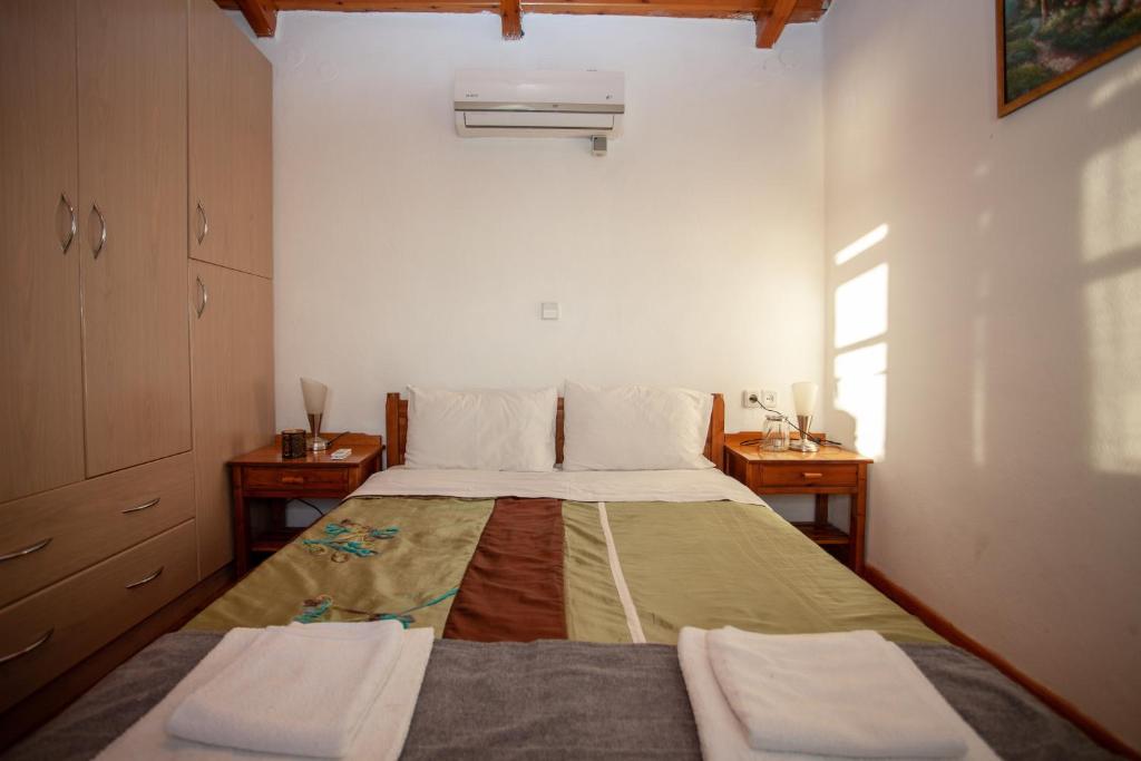 Postel nebo postele na pokoji v ubytování Argyros house