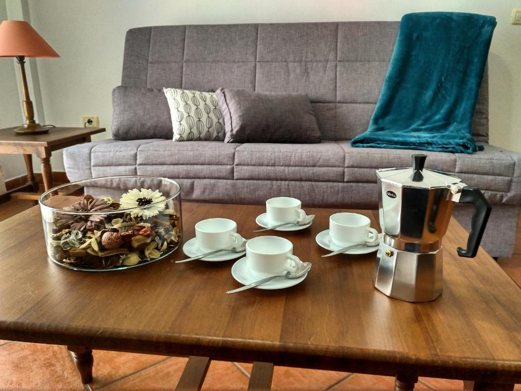 Apartamentos El Jablito في فرونتيرا: طاولة قهوة في غرفة المعيشة مع آلة صنع القهوة