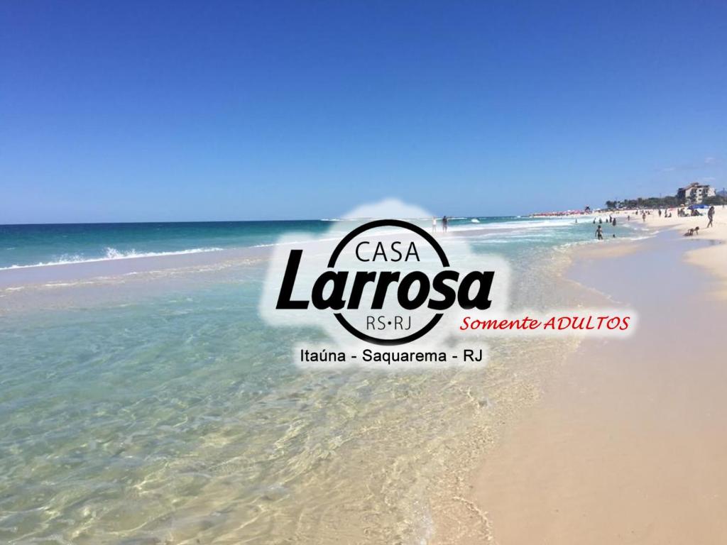 uma imagem de uma praia com o oceano em Casa Larrosa Itaúna Adults Only em Saquarema