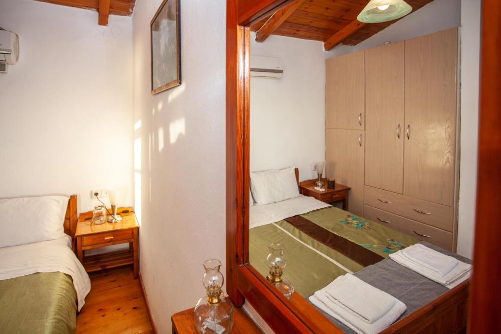 Postel nebo postele na pokoji v ubytování Argyros house
