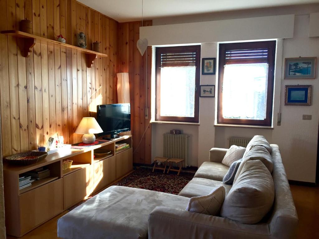 a living room with a couch and a tv at Holiday House Gastagh in Gallio