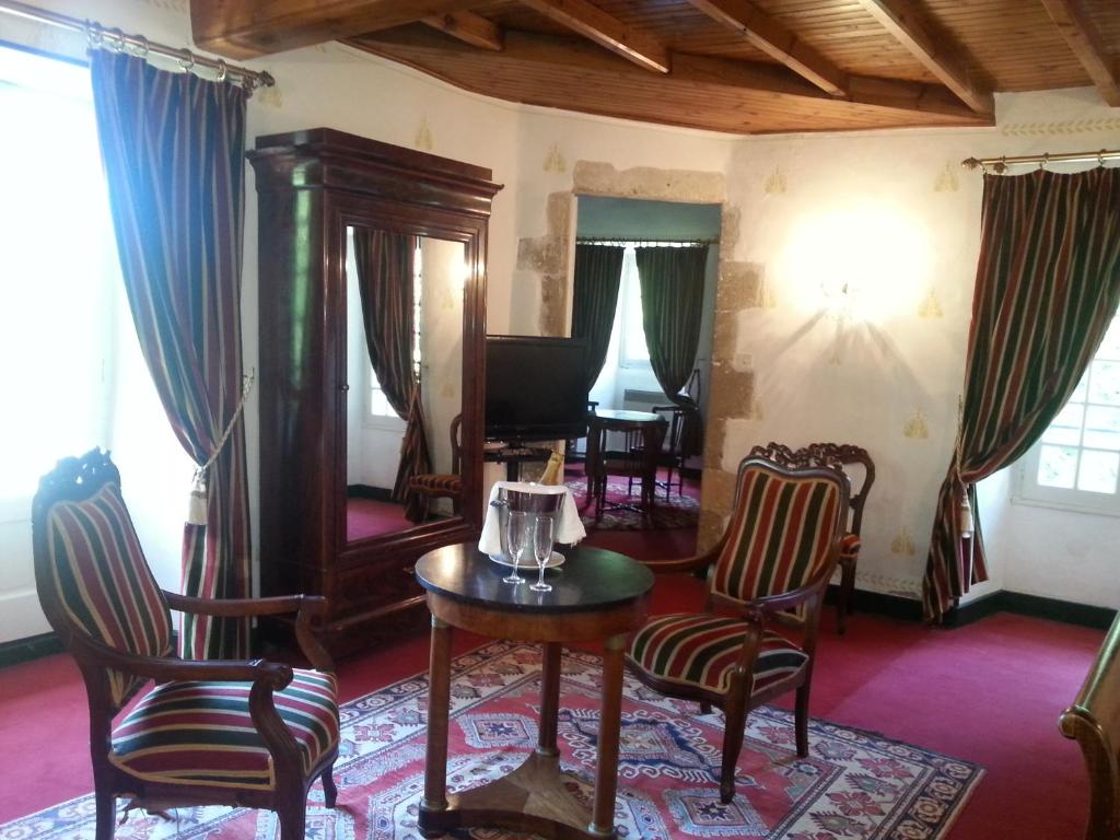 Posezení v ubytování Chateau d'Ayres - Hôtel & Spa