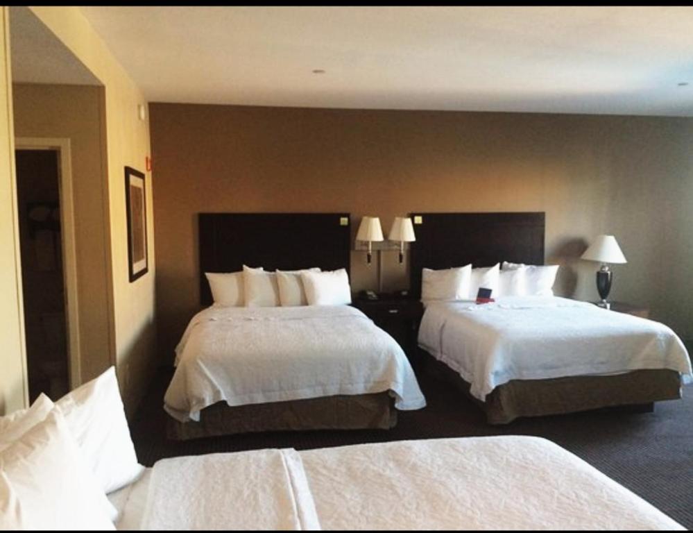 a hotel room with two beds with white sheets at London Guest Room in London