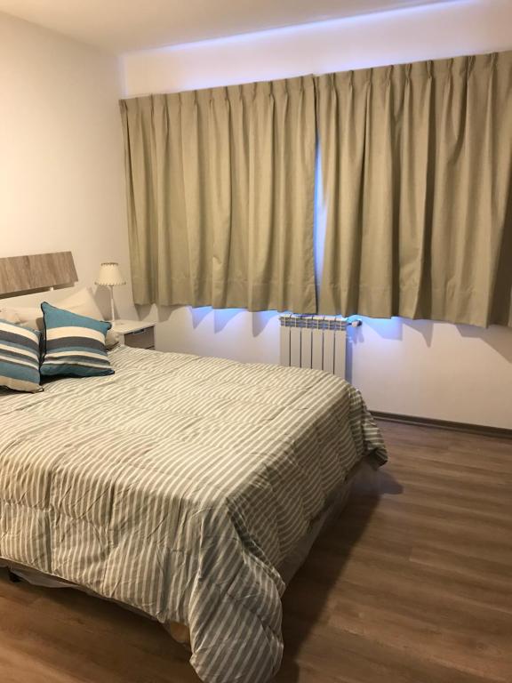 1 dormitorio con cama y ventana grande en Dpto 4 personas a estrenar con cochera incluida en precio en Mar del Plata