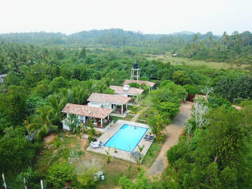 una vista aérea de una casa con piscina en Odailem Resort - Talpe, en Galle
