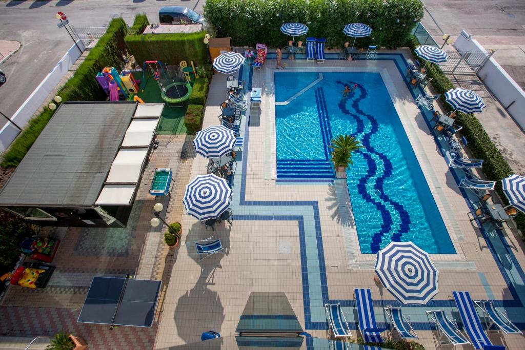 Bazén v ubytování Hotel Ambassador nebo v jeho okolí