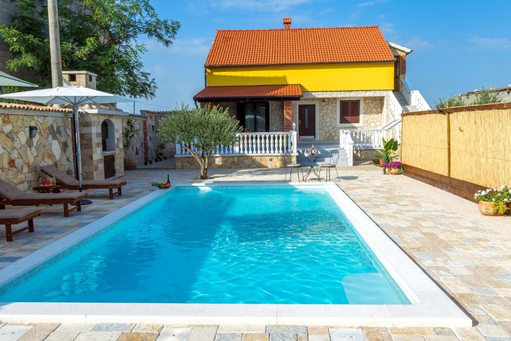 uma piscina num quintal com uma casa em Holiday home Iva with pool em Sukošan