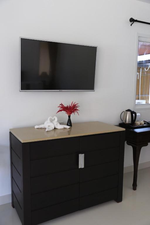 TV a/nebo společenská místnost v ubytování Shangrilah Bungalow