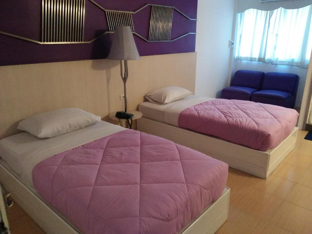Postel nebo postele na pokoji v ubytování Highway Hotel
