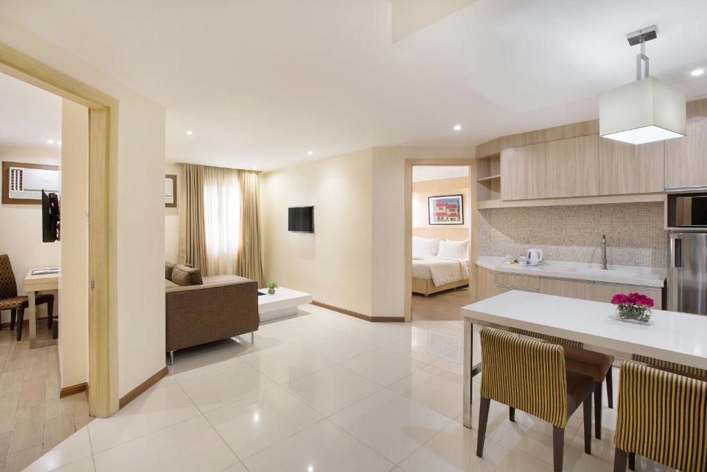 Kuchyň nebo kuchyňský kout v ubytování Golden Prince Hotel & Suites
