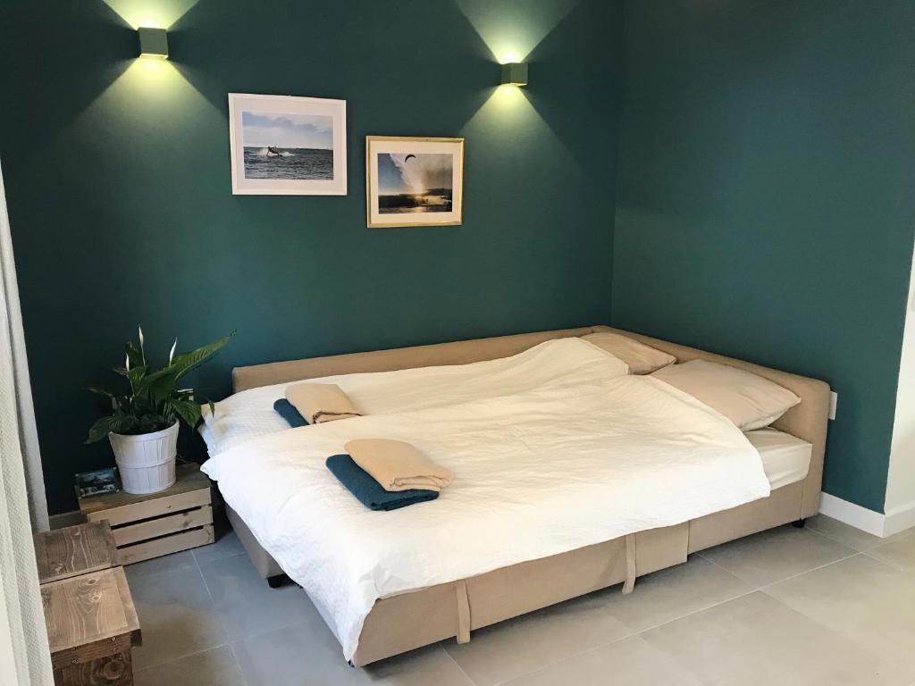Postel nebo postele na pokoji v ubytování Malaga Beach House, 2 city bikes, 2 children's bikes, WiFi, BIG terrace, BBQ, Family, Childfriendly