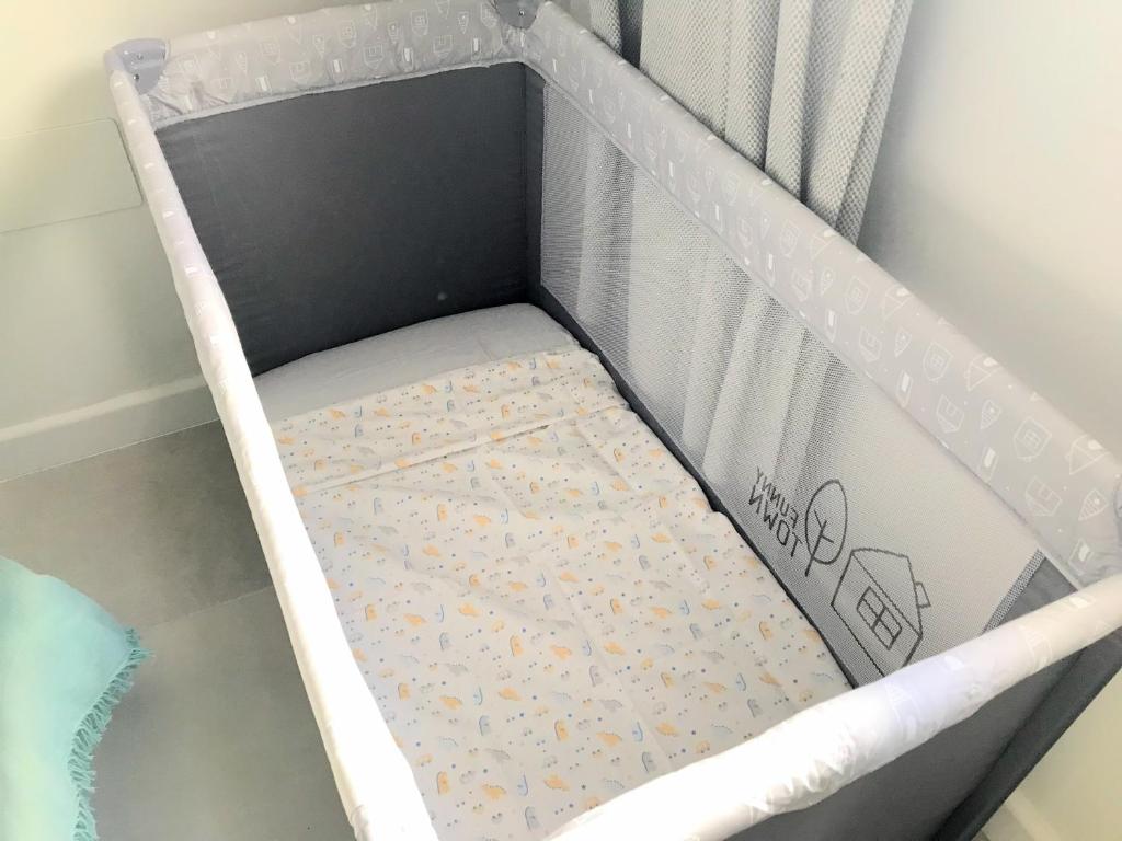 Postel nebo postele na pokoji v ubytování Malaga Beach House, 2 city bikes, 2 children's bikes, WiFi, BIG terrace, BBQ, Family, Childfriendly