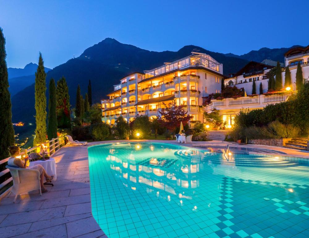 ein Hotel mit Pool in der Nacht in der Unterkunft Panorama Vital Hotel Rimmele in Dorf Tirol