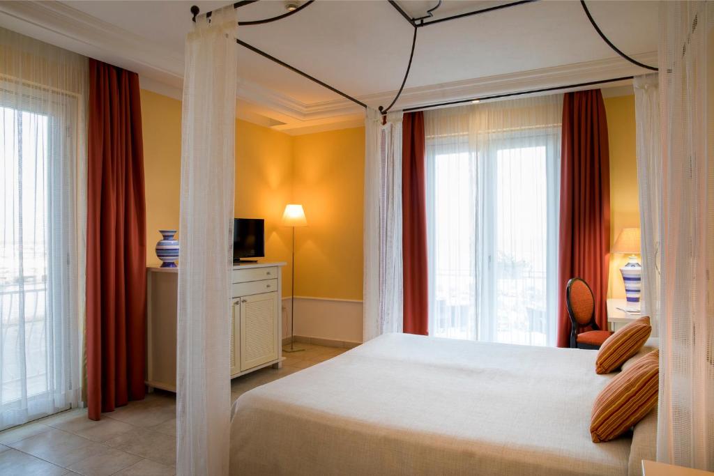 Postel nebo postele na pokoji v ubytování Lu' Hotel Riviera - Carloforte