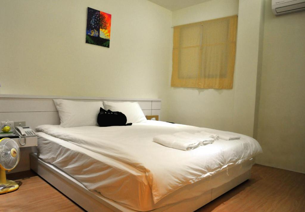 Postel nebo postele na pokoji v ubytování 3 Feet Cat