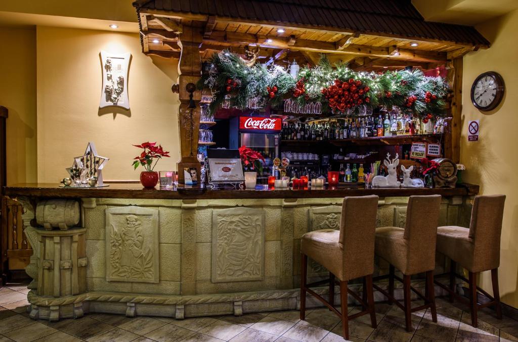 Lounge alebo bar v ubytovaní Dwór Skalny Apartamenty, Pokoje i Restauracja Karczma Skalna