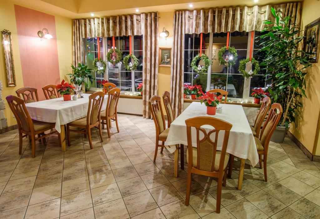 Reštaurácia alebo iné gastronomické zariadenie v ubytovaní Dwór Skalny Apartamenty, Pokoje i Restauracja Karczma Skalna