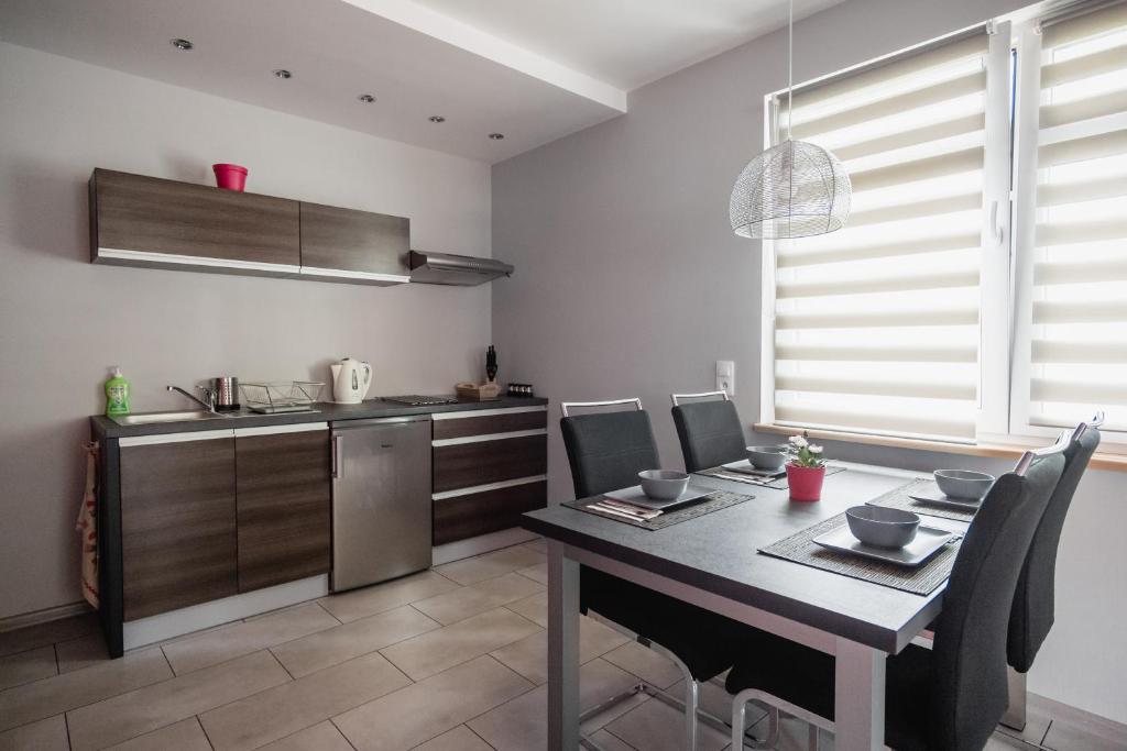 Kuchyňa alebo kuchynka v ubytovaní Apartamenty TRZY KOLORY