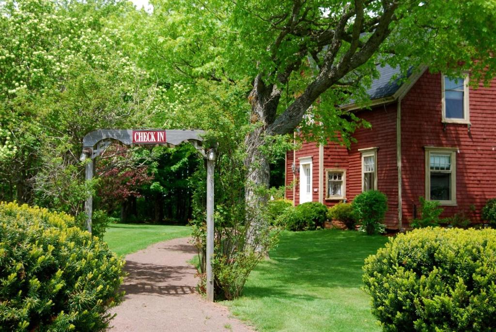 ein Straßenschild in einem Hof vor einem Haus in der Unterkunft Bugaboo Cottages in Summerside