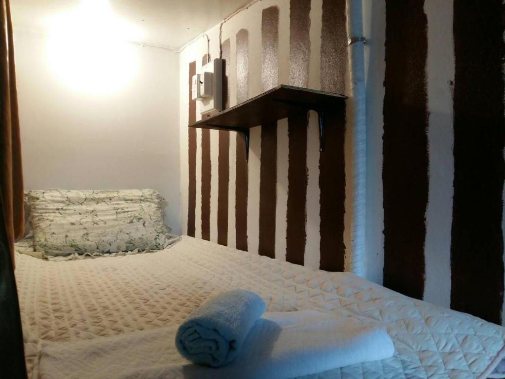 Postel nebo postele na pokoji v ubytování Adchara Mansion