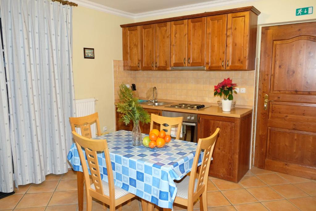 een keuken met een tafel met fruit erop bij Apartments Timjana in Bohinj