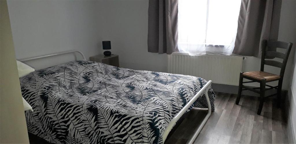 1 dormitorio con 1 cama con manta de cebra en Appart comme chez soi, en Pusignan