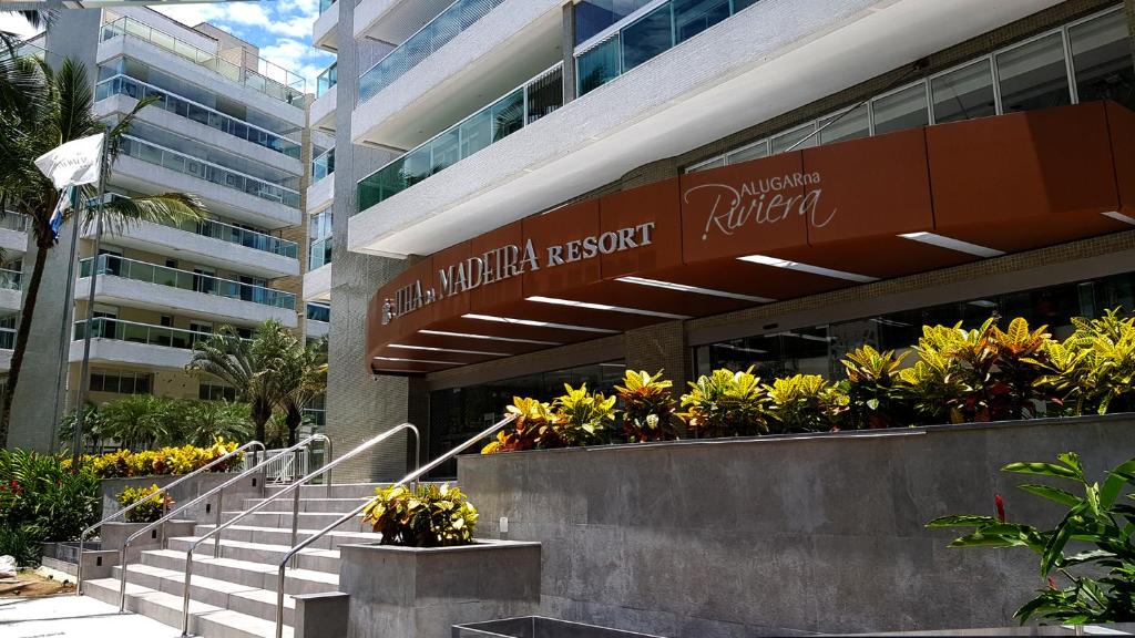 un edificio con scale e fiori di fronte di Alugar na Riviera Hotel Ilha da Madeira Resort a Riviera de São Lourenço