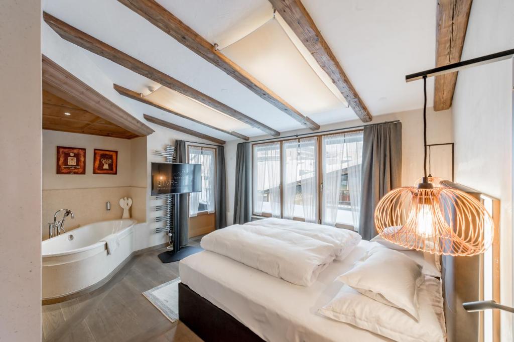 Postel nebo postele na pokoji v ubytování Sport- und Genusshotel Silvretta
