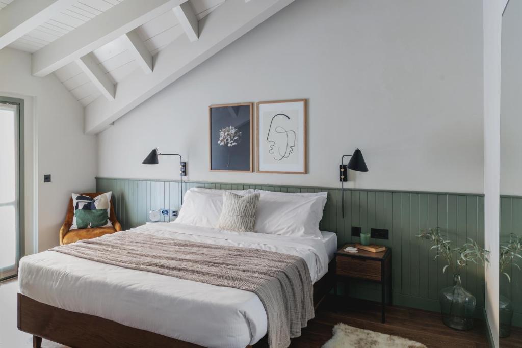 - une chambre avec un grand lit et un mur vert dans l'établissement Albergo Miramonti, à Corteno Golgi