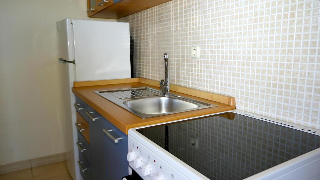 Kuchyňa alebo kuchynka v ubytovaní Apartmani Mirela & Feri