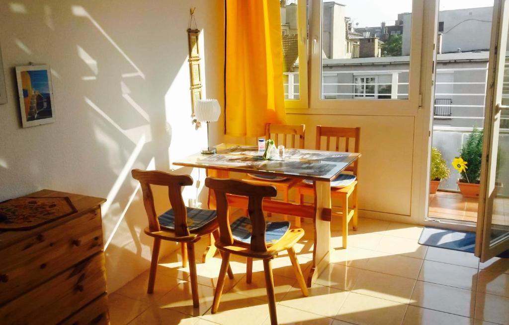 ブダペストにあるAtlantis apartmanのダイニングルーム(テーブル、椅子、窓付)
