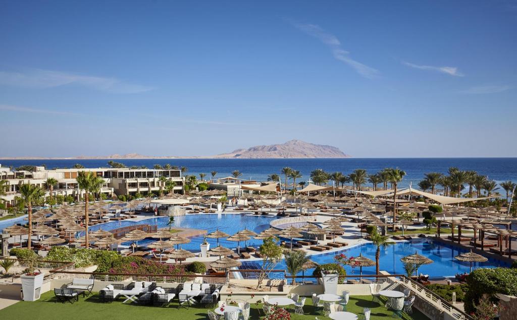 een uitzicht op het zwembad van een resort bij Coral Sea Imperial "Coral Sea Sensatori" in Sharm El Sheikh