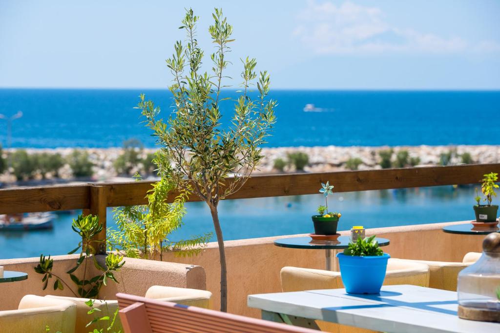 リメナリアにあるAnasa Thalassasの海の景色を望むパティオ(テーブル、椅子付)