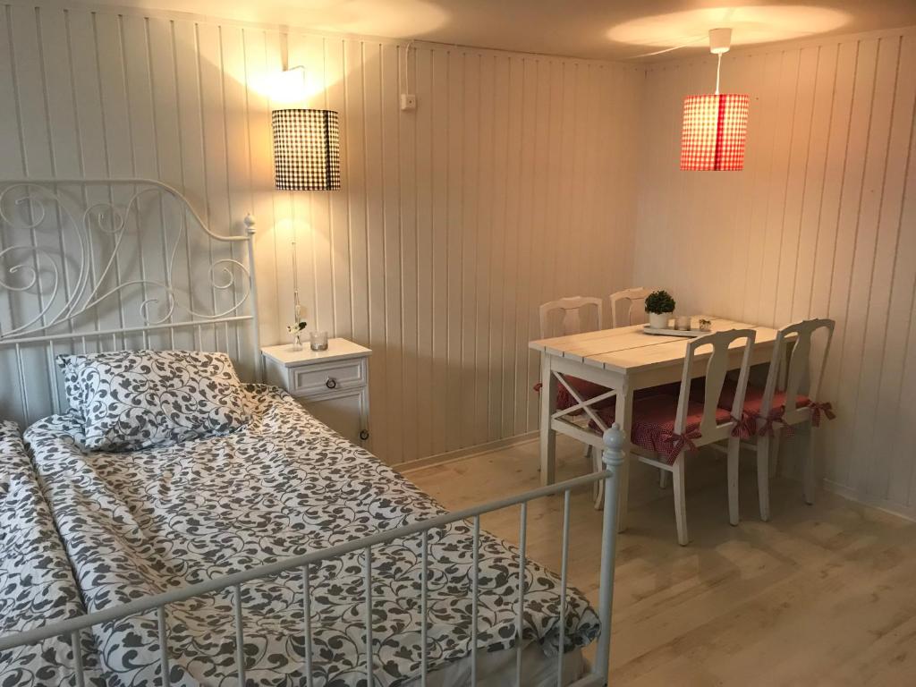 Postel nebo postele na pokoji v ubytování Room with pentry, separate entrance, no cardpayment