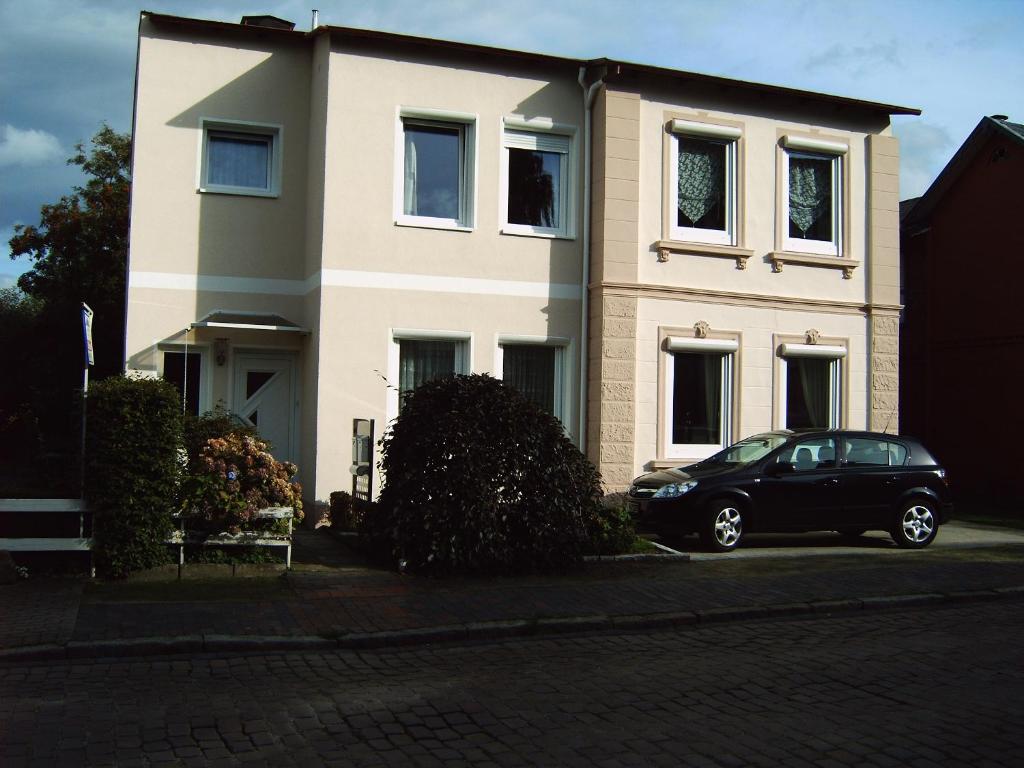 un coche negro estacionado frente a una casa en Gästehaus UP-Arnold, en Pinneberg